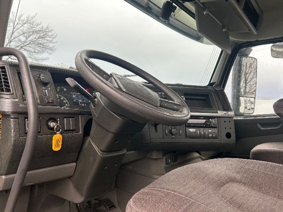 Day Cab Tractor-Heavy Duty Tractors-Volvo-2019-VNL64T300-Greensboro-NC-597,025\n\t\tmiles-$ 35,750 - Image 9
