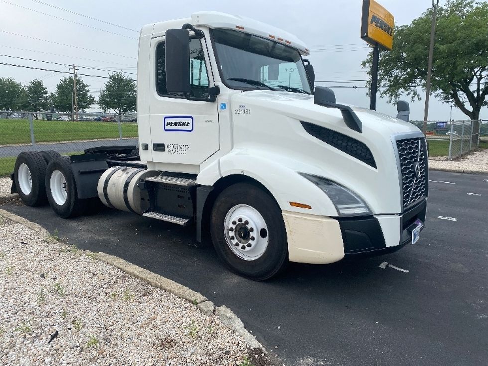 Day Cab Tractor-Heavy Duty Tractors-Volvo-2019-VNL64T300-Harrisburg-PA-415,741\n\t\tmiles-$ 40,750 - Image 1