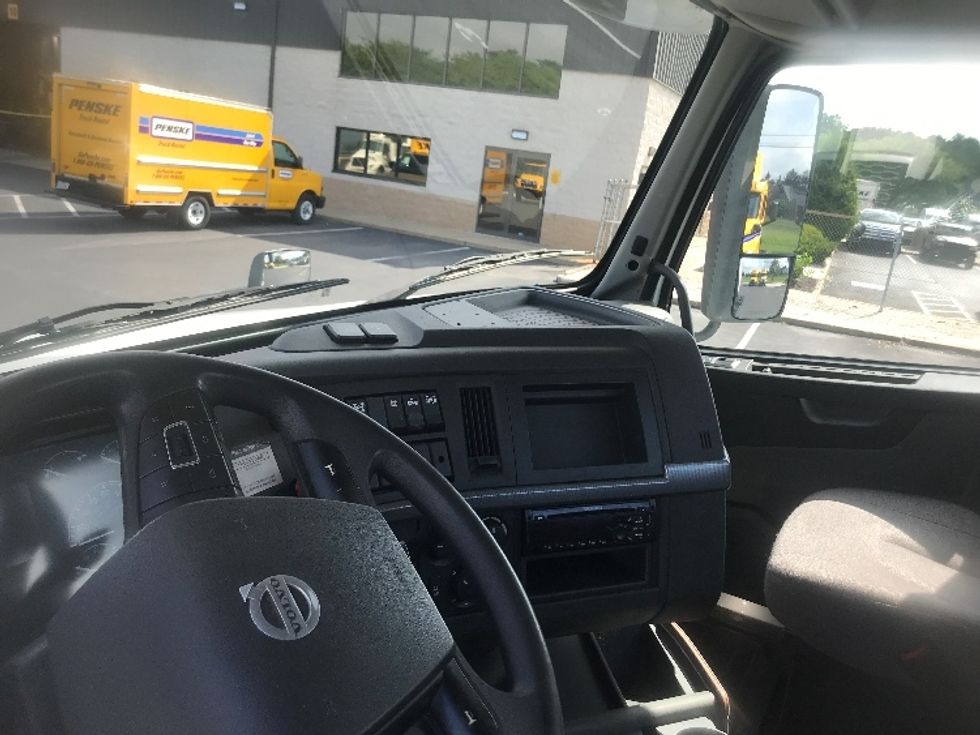 Day Cab Tractor-Heavy Duty Tractors-Volvo-2019-VNL64T300-Harrisburg-PA-415,741\n\t\tmiles-$ 40,750 - Image 10