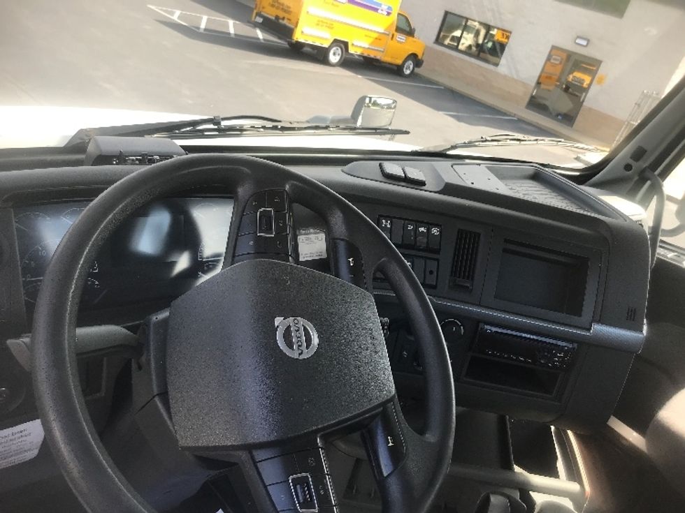Day Cab Tractor-Heavy Duty Tractors-Volvo-2019-VNL64T300-Harrisburg-PA-415,741\n\t\tmiles-$ 40,750 - Image 11