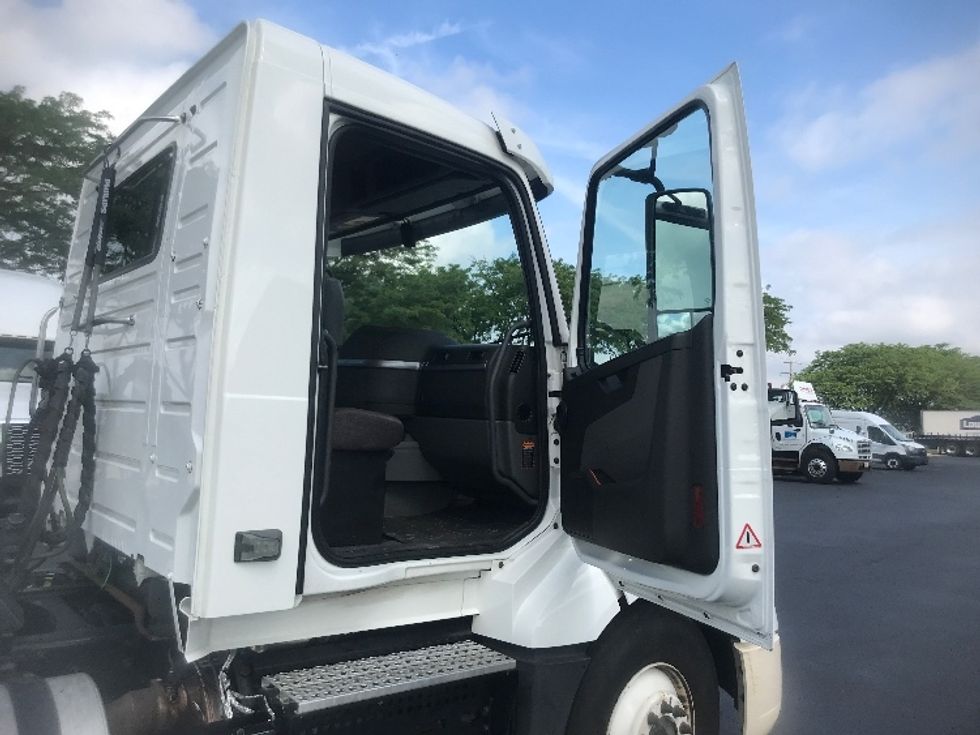 Day Cab Tractor-Heavy Duty Tractors-Volvo-2019-VNL64T300-Harrisburg-PA-415,741\n\t\tmiles-$ 40,750 - Image 12