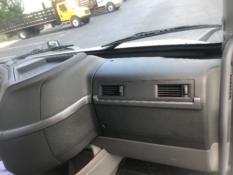 Day Cab Tractor-Heavy Duty Tractors-Volvo-2019-VNL64T300-Harrisburg-PA-415,741\n\t\tmiles-$ 40,750 - Image 13