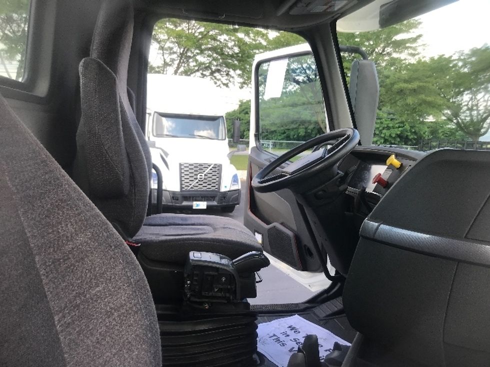 Day Cab Tractor-Heavy Duty Tractors-Volvo-2019-VNL64T300-Harrisburg-PA-415,741\n\t\tmiles-$ 40,750 - Image 14