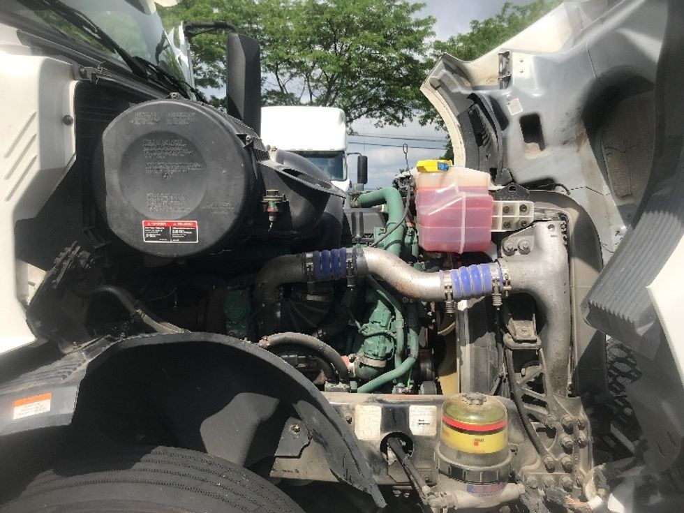Day Cab Tractor-Heavy Duty Tractors-Volvo-2019-VNL64T300-Harrisburg-PA-415,741\n\t\tmiles-$ 40,750 - Image 15