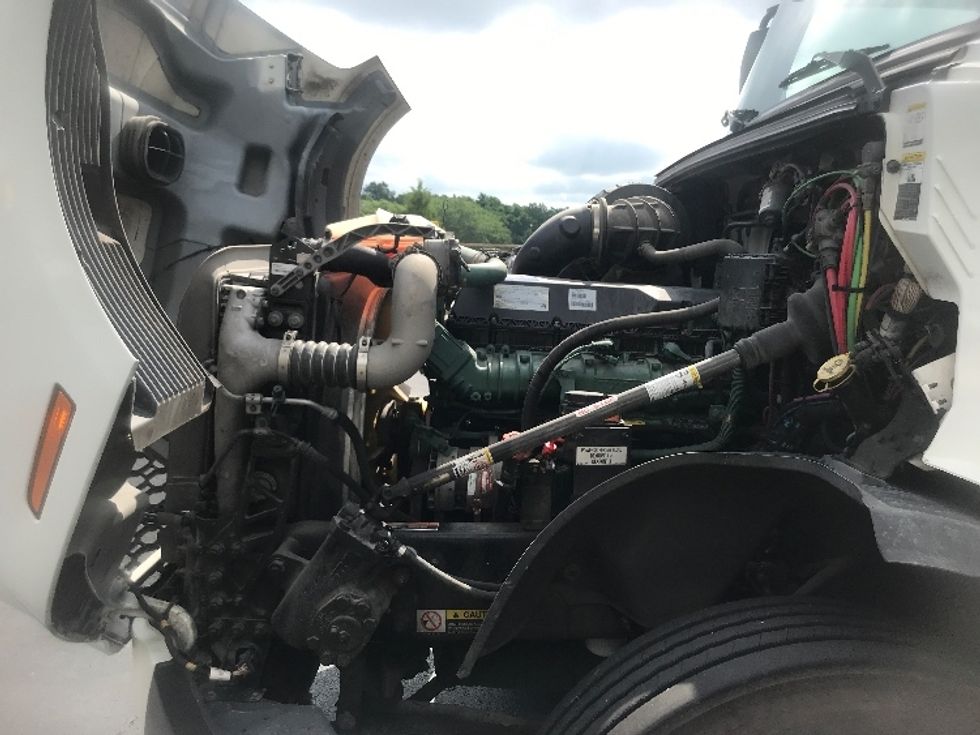 Day Cab Tractor-Heavy Duty Tractors-Volvo-2019-VNL64T300-Harrisburg-PA-415,741\n\t\tmiles-$ 40,750 - Image 16