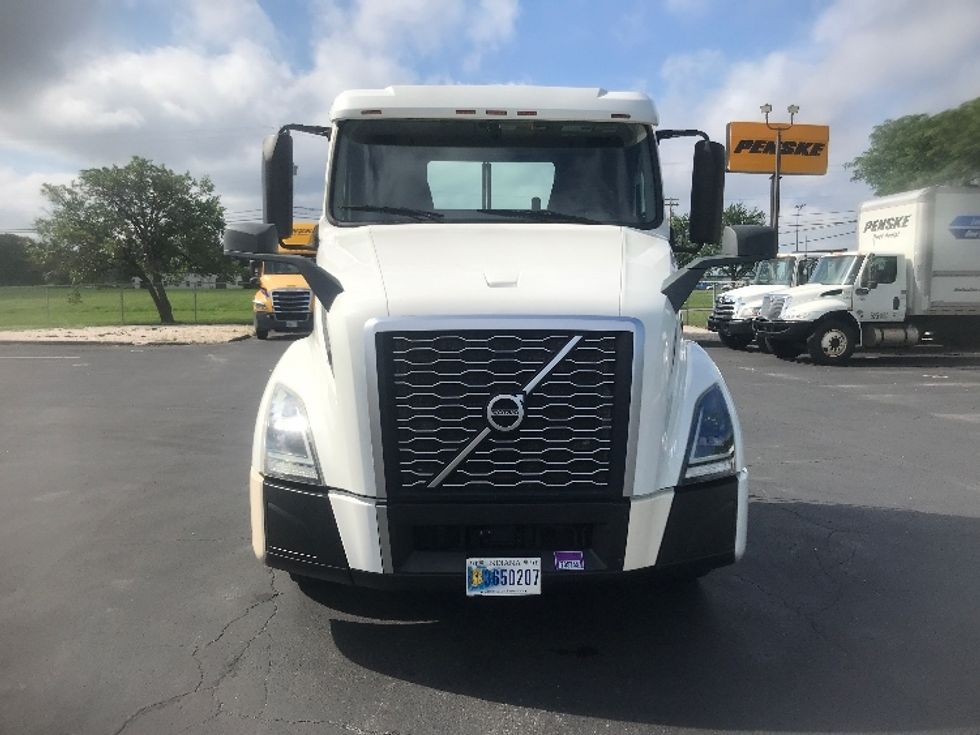 Day Cab Tractor-Heavy Duty Tractors-Volvo-2019-VNL64T300-Harrisburg-PA-415,741\n\t\tmiles-$ 40,750 - Image 2