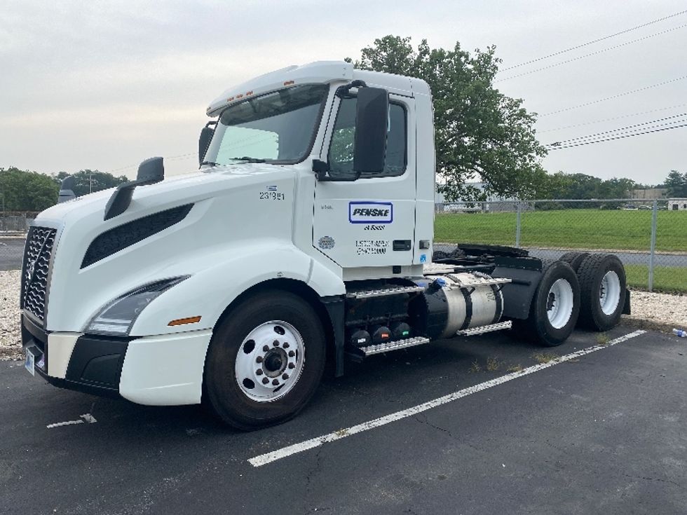 Day Cab Tractor-Heavy Duty Tractors-Volvo-2019-VNL64T300-Harrisburg-PA-415,741\n\t\tmiles-$ 40,750 - Image 3