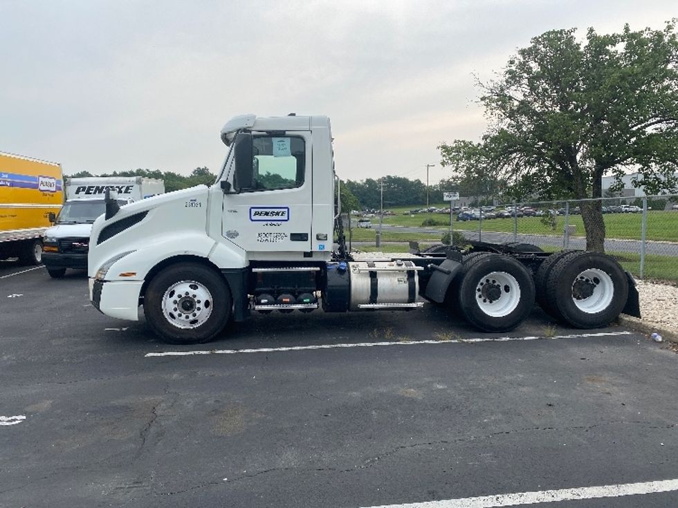 Day Cab Tractor-Heavy Duty Tractors-Volvo-2019-VNL64T300-Harrisburg-PA-415,741\n\t\tmiles-$ 40,750 - Image 4