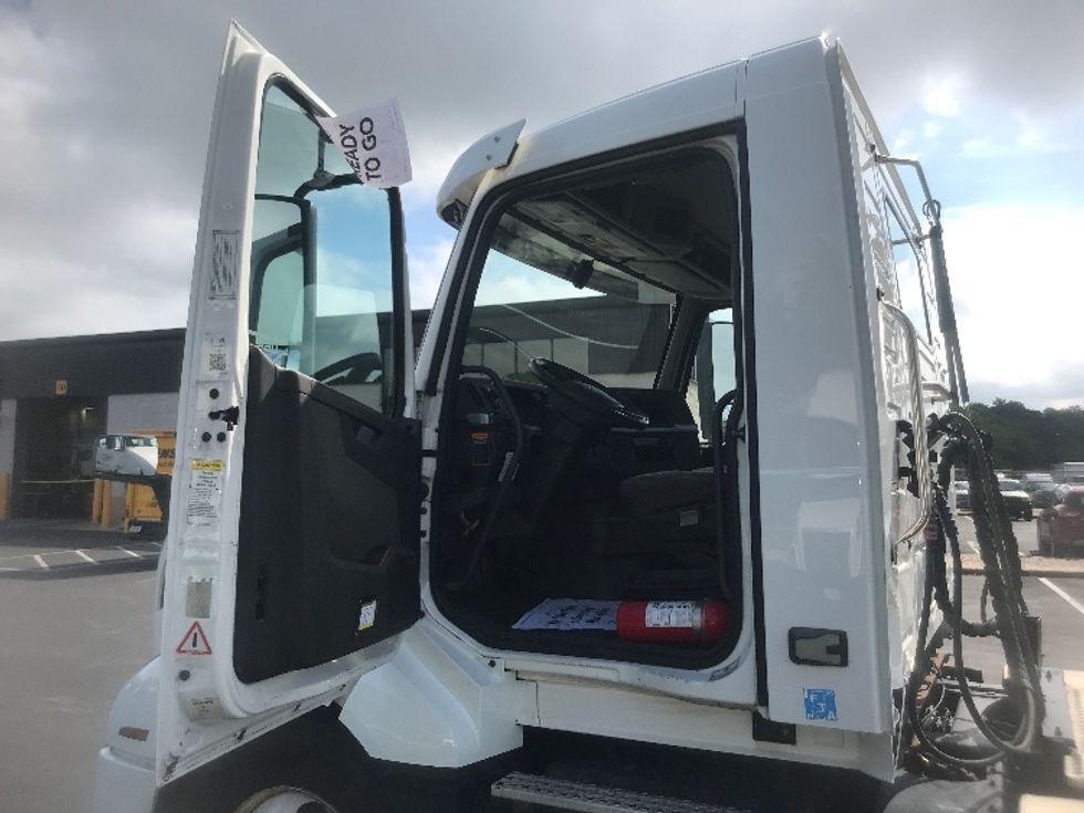 Day Cab Tractor-Heavy Duty Tractors-Volvo-2019-VNL64T300-Harrisburg-PA-415,741\n\t\tmiles-$ 40,750 - Image 9
