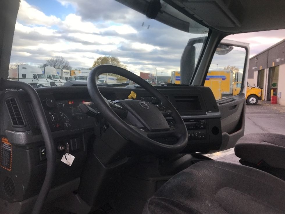 Day Cab Tractor-Heavy Duty Tractors-Volvo-2019-VNL64T300-Harrisburg-PA-554,883\n\t\tmiles-$ 30,500 - Image 10