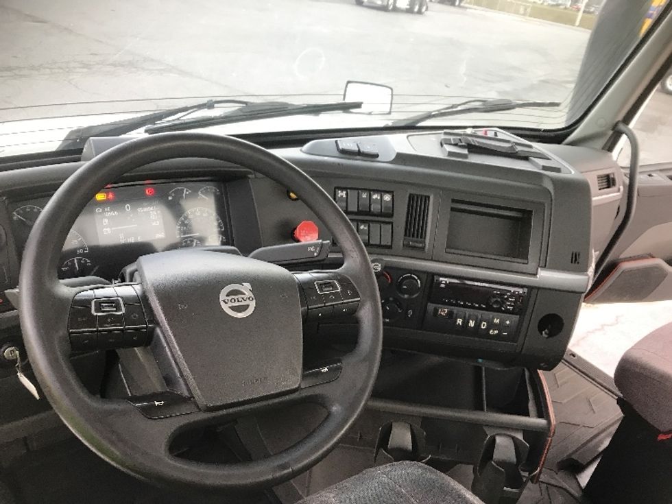 Day Cab Tractor-Heavy Duty Tractors-Volvo-2019-VNL64T300-Harrisburg-PA-554,883\n\t\tmiles-$ 30,500 - Image 11