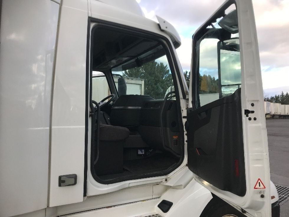 Day Cab Tractor-Heavy Duty Tractors-Volvo-2019-VNL64T300-Harrisburg-PA-554,883\n\t\tmiles-$ 30,500 - Image 12