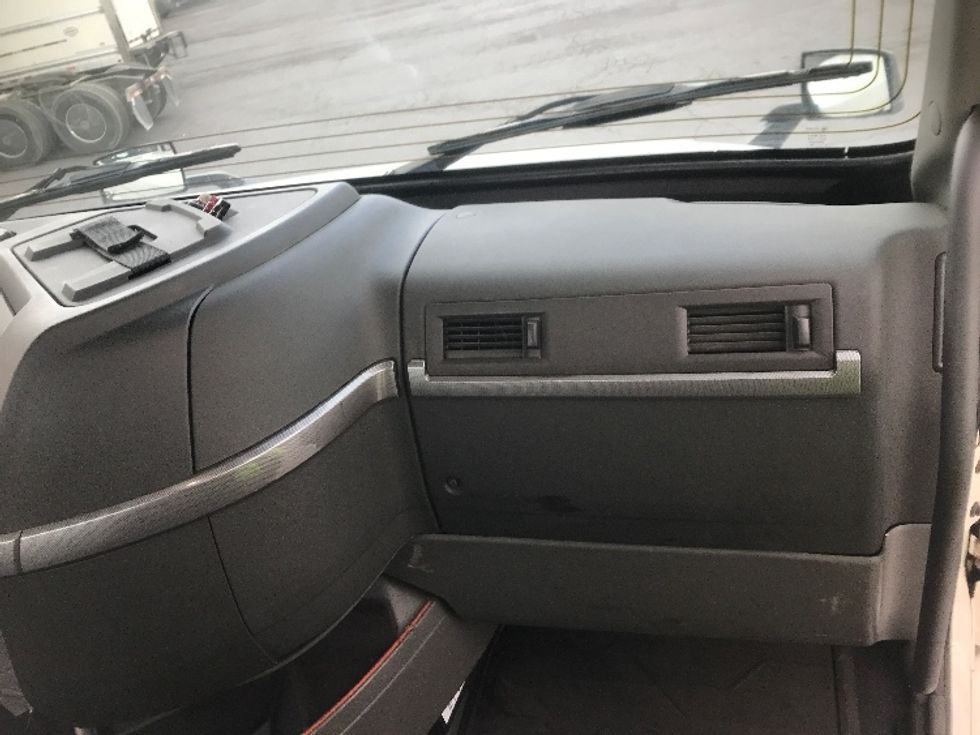 Day Cab Tractor-Heavy Duty Tractors-Volvo-2019-VNL64T300-Harrisburg-PA-554,883\n\t\tmiles-$ 30,500 - Image 13