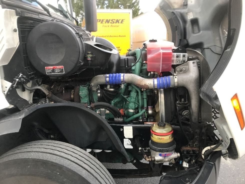 Day Cab Tractor-Heavy Duty Tractors-Volvo-2019-VNL64T300-Harrisburg-PA-554,883\n\t\tmiles-$ 30,500 - Image 15