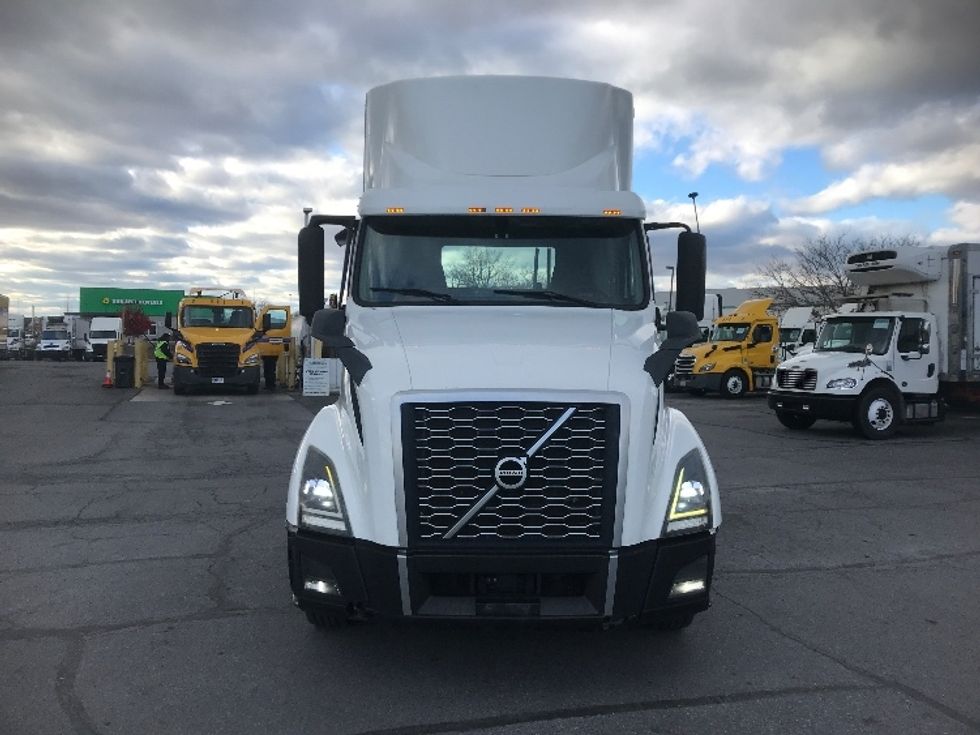 Day Cab Tractor-Heavy Duty Tractors-Volvo-2019-VNL64T300-Harrisburg-PA-554,883\n\t\tmiles-$ 30,500 - Image 2