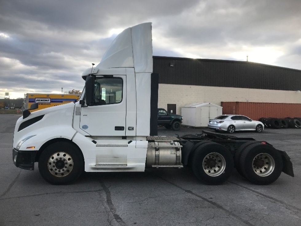 Day Cab Tractor-Heavy Duty Tractors-Volvo-2019-VNL64T300-Harrisburg-PA-554,883\n\t\tmiles-$ 30,500 - Image 4