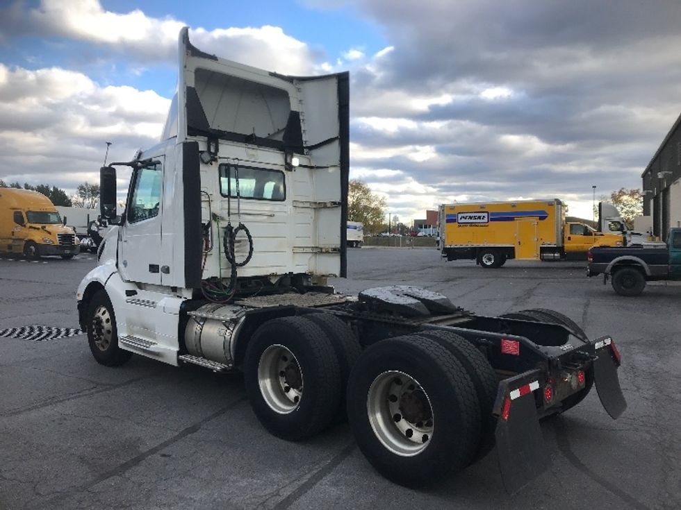 Day Cab Tractor-Heavy Duty Tractors-Volvo-2019-VNL64T300-Harrisburg-PA-554,883\n\t\tmiles-$ 30,500 - Image 5