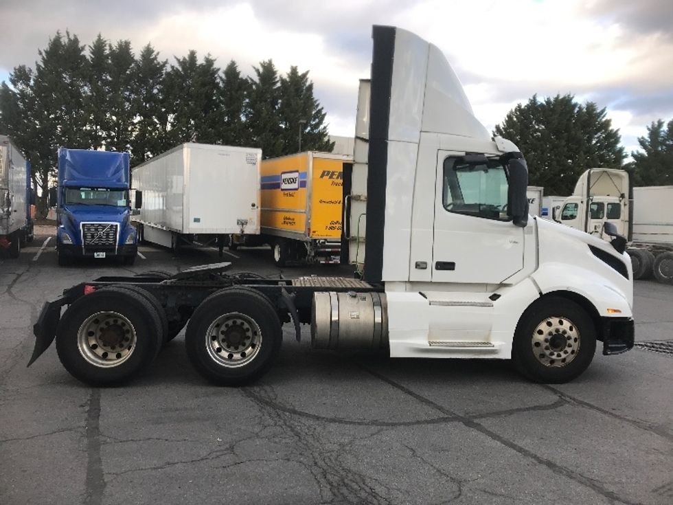 Day Cab Tractor-Heavy Duty Tractors-Volvo-2019-VNL64T300-Harrisburg-PA-554,883\n\t\tmiles-$ 30,500 - Image 8