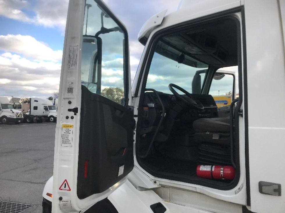 Day Cab Tractor-Heavy Duty Tractors-Volvo-2019-VNL64T300-Harrisburg-PA-554,883\n\t\tmiles-$ 30,500 - Image 9