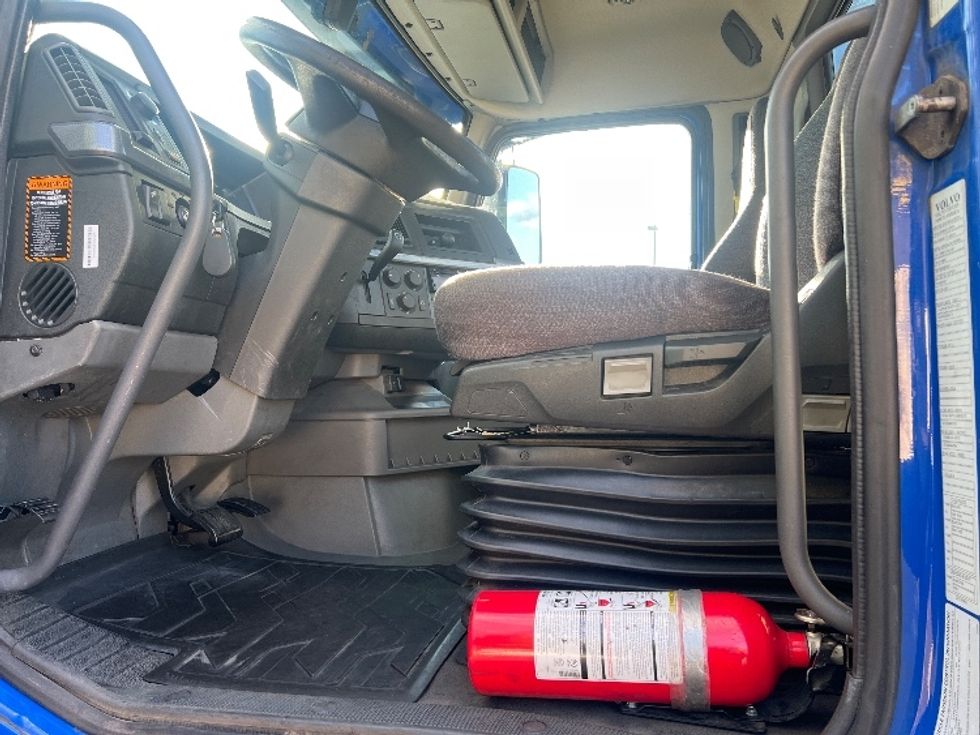Day Cab Tractor-Heavy Duty Tractors-Volvo-2019-VNL64T300-Harrisburg-PA-583,344\n\t\tmiles-$ 27,250 - Image 10
