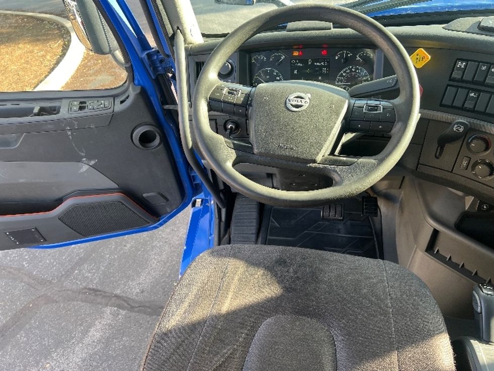 Day Cab Tractor-Heavy Duty Tractors-Volvo-2019-VNL64T300-Harrisburg-PA-583,344\n\t\tmiles-$ 27,250 - Image 11