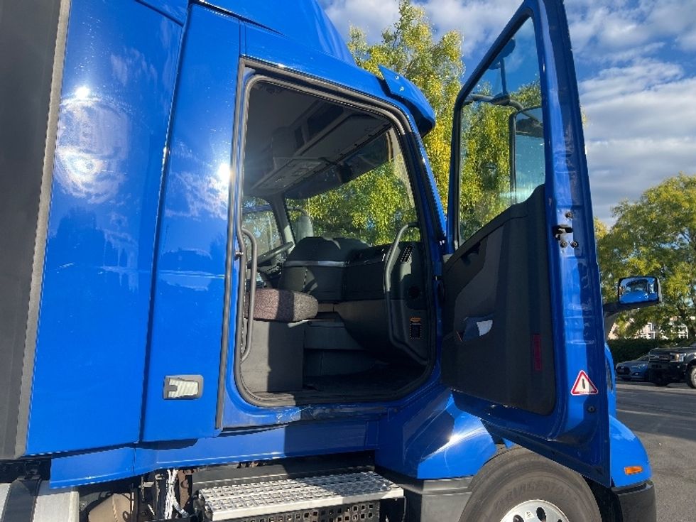 Day Cab Tractor-Heavy Duty Tractors-Volvo-2019-VNL64T300-Harrisburg-PA-583,344\n\t\tmiles-$ 27,250 - Image 12