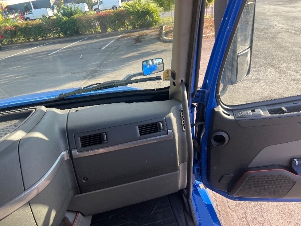 Day Cab Tractor-Heavy Duty Tractors-Volvo-2019-VNL64T300-Harrisburg-PA-583,344\n\t\tmiles-$ 27,250 - Image 13