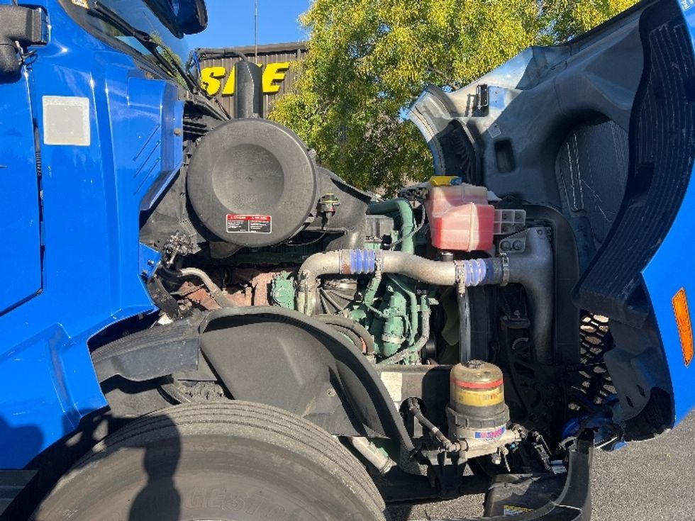 Day Cab Tractor-Heavy Duty Tractors-Volvo-2019-VNL64T300-Harrisburg-PA-583,344\n\t\tmiles-$ 27,250 - Image 15