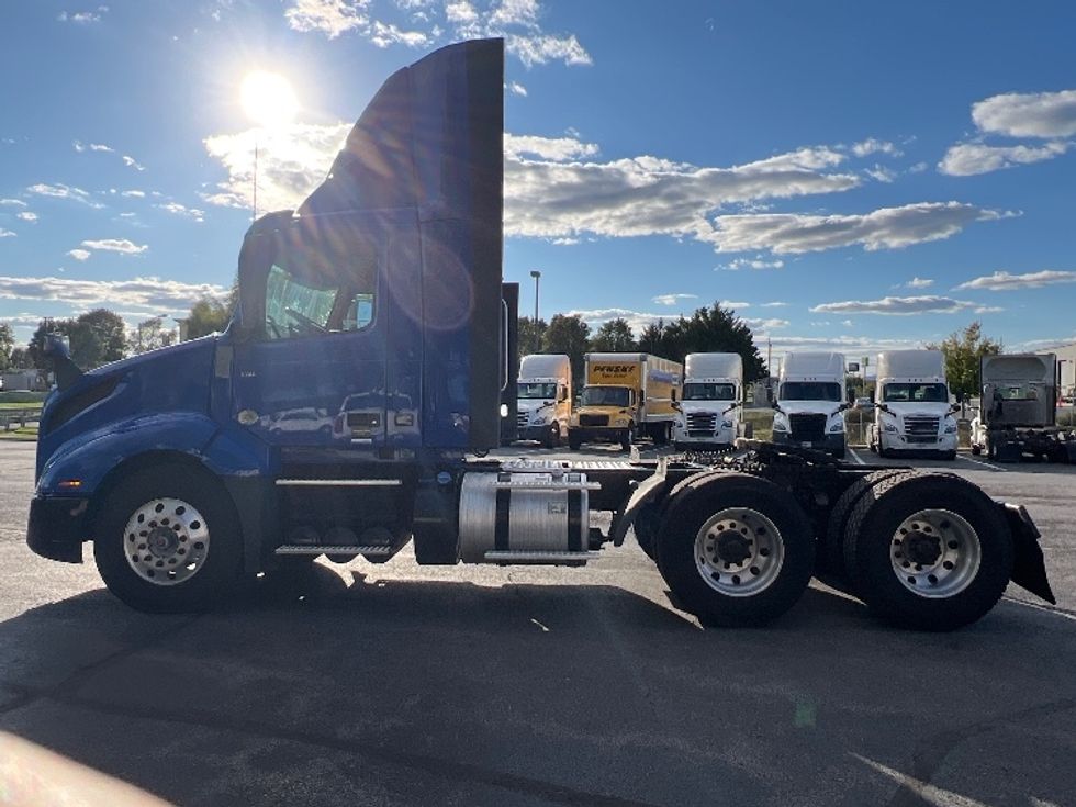 Day Cab Tractor-Heavy Duty Tractors-Volvo-2019-VNL64T300-Harrisburg-PA-583,344\n\t\tmiles-$ 27,250 - Image 4