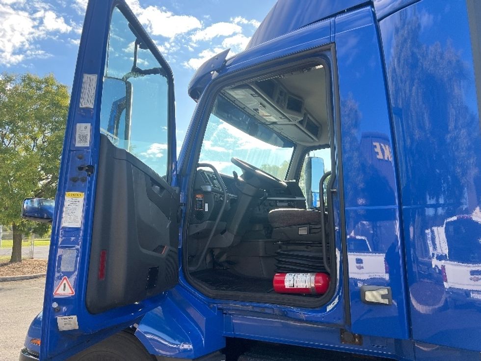 Day Cab Tractor-Heavy Duty Tractors-Volvo-2019-VNL64T300-Harrisburg-PA-583,344\n\t\tmiles-$ 27,250 - Image 9