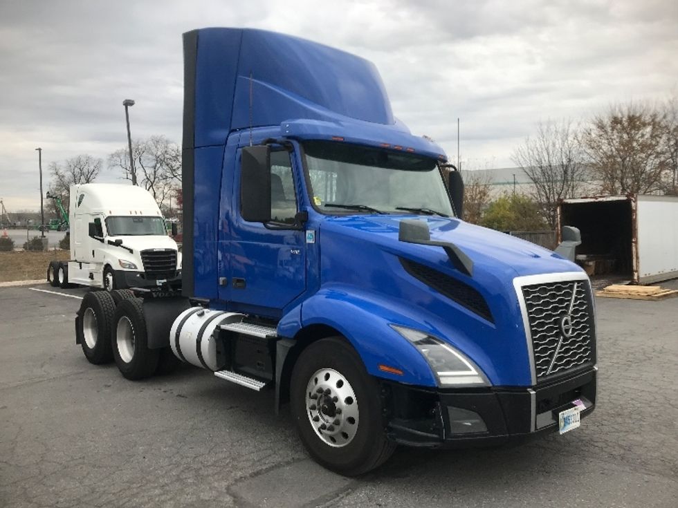Day Cab Tractor-Heavy Duty Tractors-Volvo-2019-VNL64T300-Harrisburg-PA-705,903\n\t\tmiles-$ 24,000 - Image 1