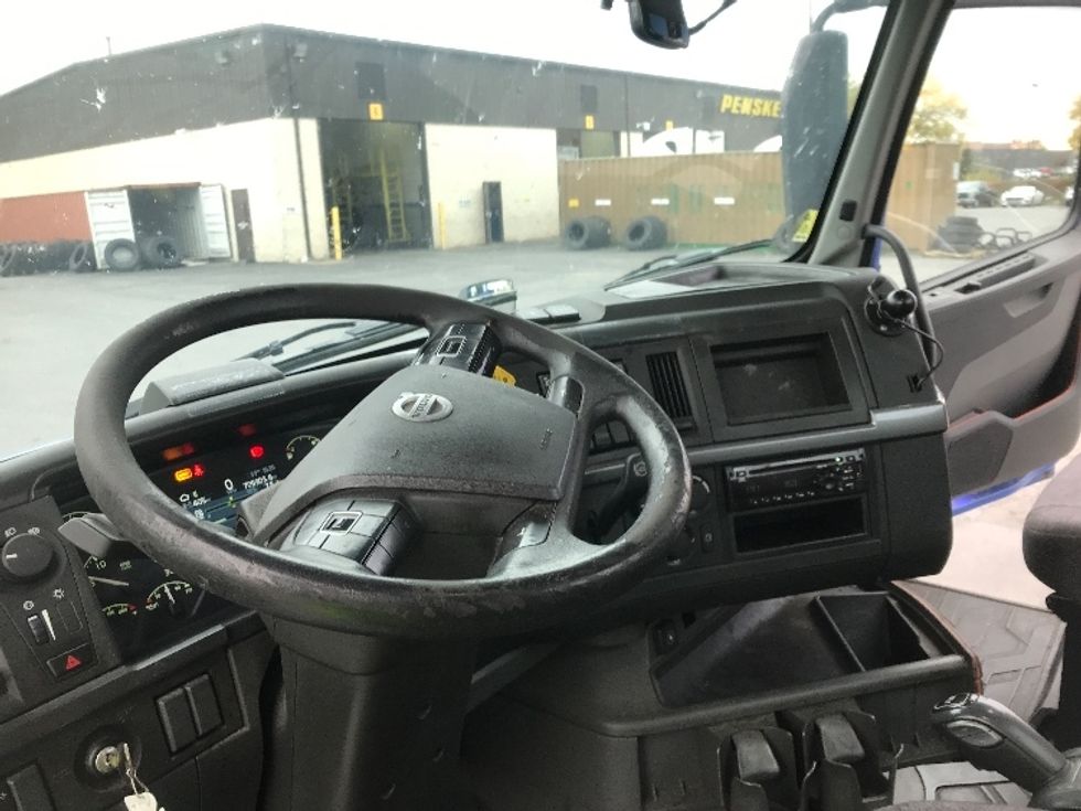Day Cab Tractor-Heavy Duty Tractors-Volvo-2019-VNL64T300-Harrisburg-PA-705,903\n\t\tmiles-$ 24,000 - Image 10