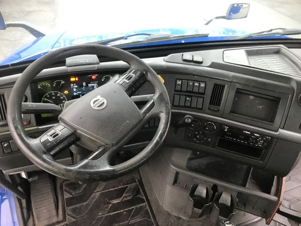 Day Cab Tractor-Heavy Duty Tractors-Volvo-2019-VNL64T300-Harrisburg-PA-705,903\n\t\tmiles-$ 24,000 - Image 11