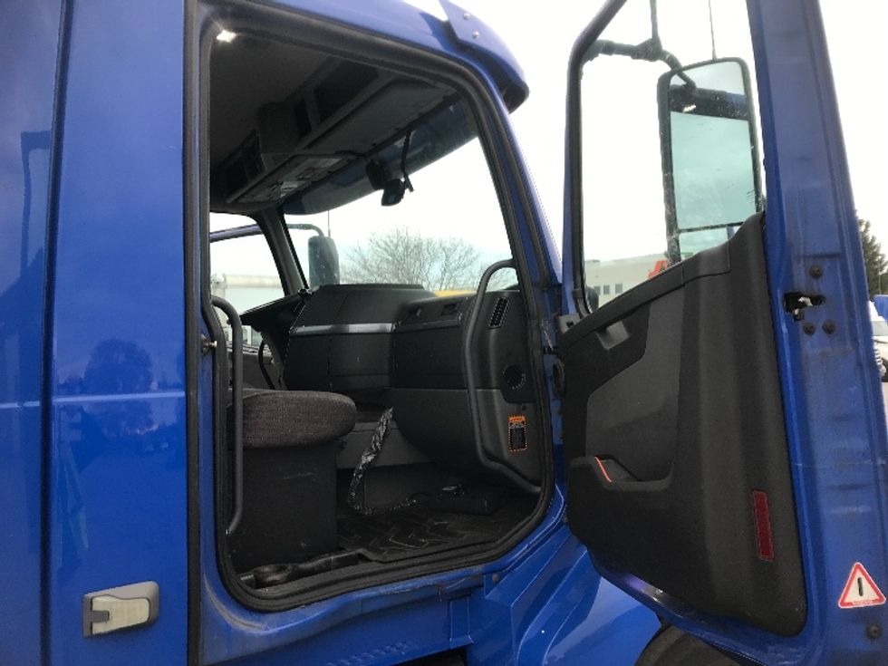 Day Cab Tractor-Heavy Duty Tractors-Volvo-2019-VNL64T300-Harrisburg-PA-705,903\n\t\tmiles-$ 24,000 - Image 12