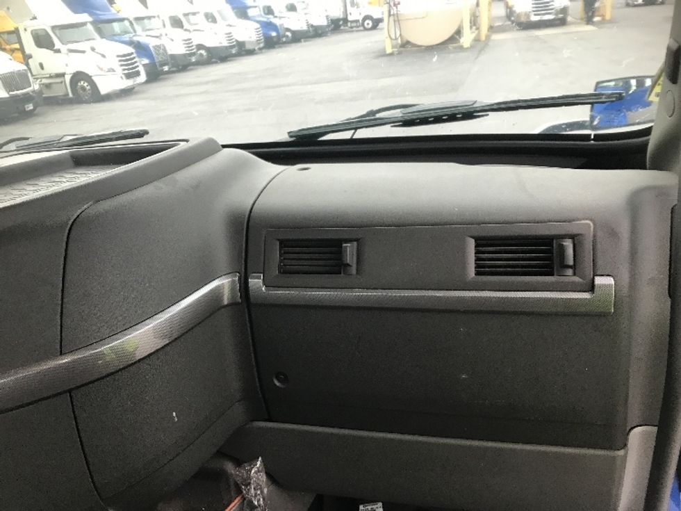 Day Cab Tractor-Heavy Duty Tractors-Volvo-2019-VNL64T300-Harrisburg-PA-705,903\n\t\tmiles-$ 24,000 - Image 13