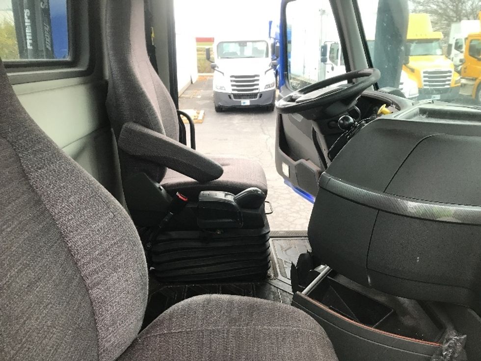 Day Cab Tractor-Heavy Duty Tractors-Volvo-2019-VNL64T300-Harrisburg-PA-705,903\n\t\tmiles-$ 24,000 - Image 14