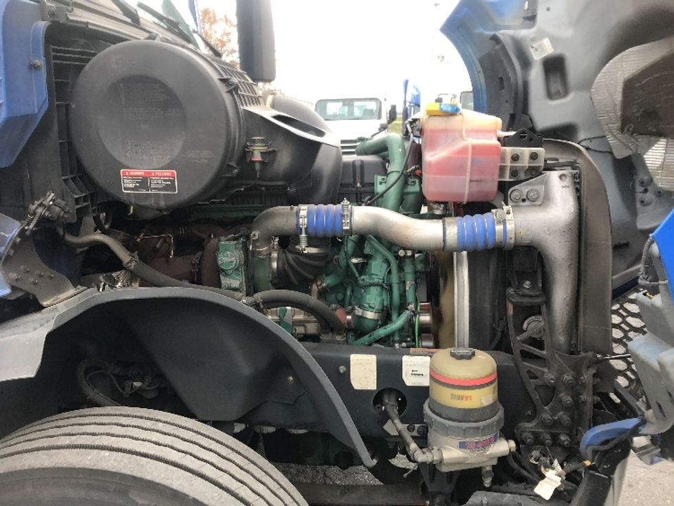 Day Cab Tractor-Heavy Duty Tractors-Volvo-2019-VNL64T300-Harrisburg-PA-705,903\n\t\tmiles-$ 24,000 - Image 15