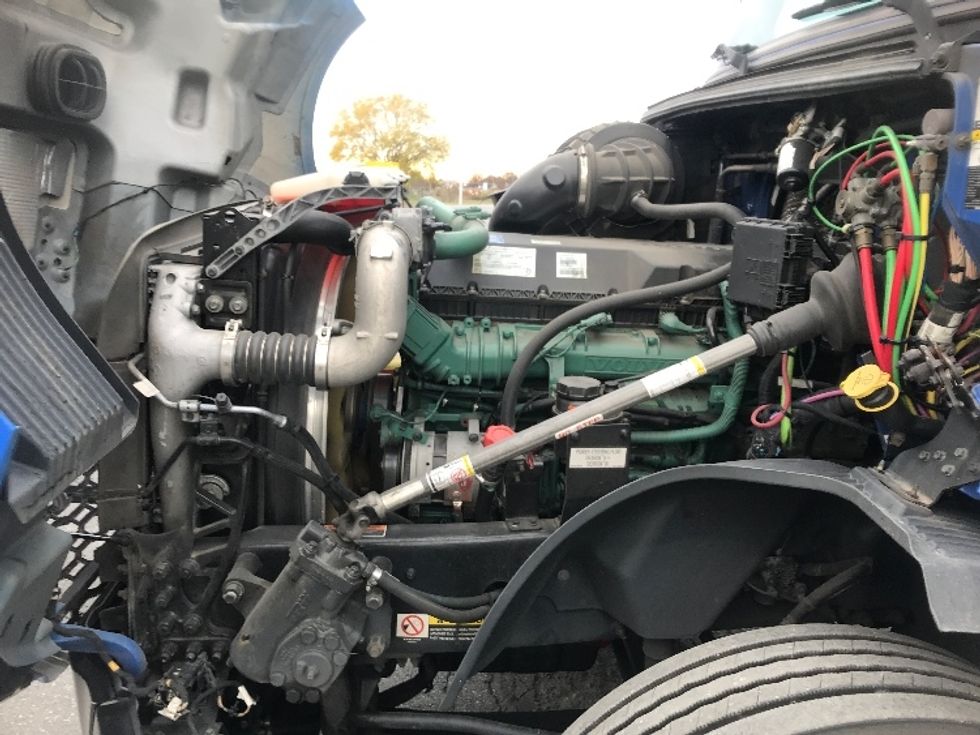 Day Cab Tractor-Heavy Duty Tractors-Volvo-2019-VNL64T300-Harrisburg-PA-705,903\n\t\tmiles-$ 24,000 - Image 16