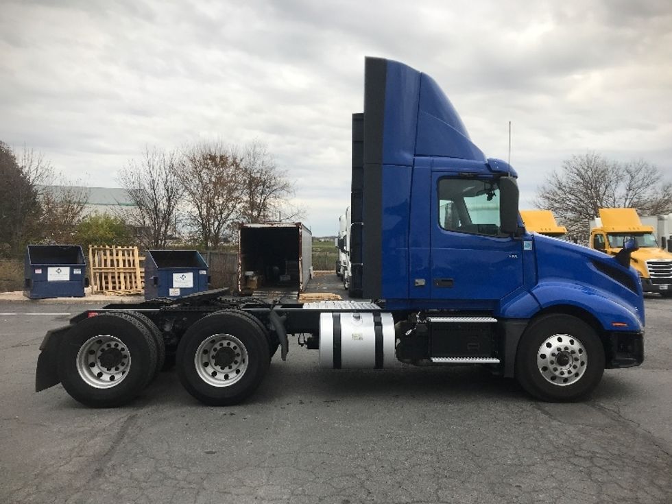 Day Cab Tractor-Heavy Duty Tractors-Volvo-2019-VNL64T300-Harrisburg-PA-705,903\n\t\tmiles-$ 24,000 - Image 8