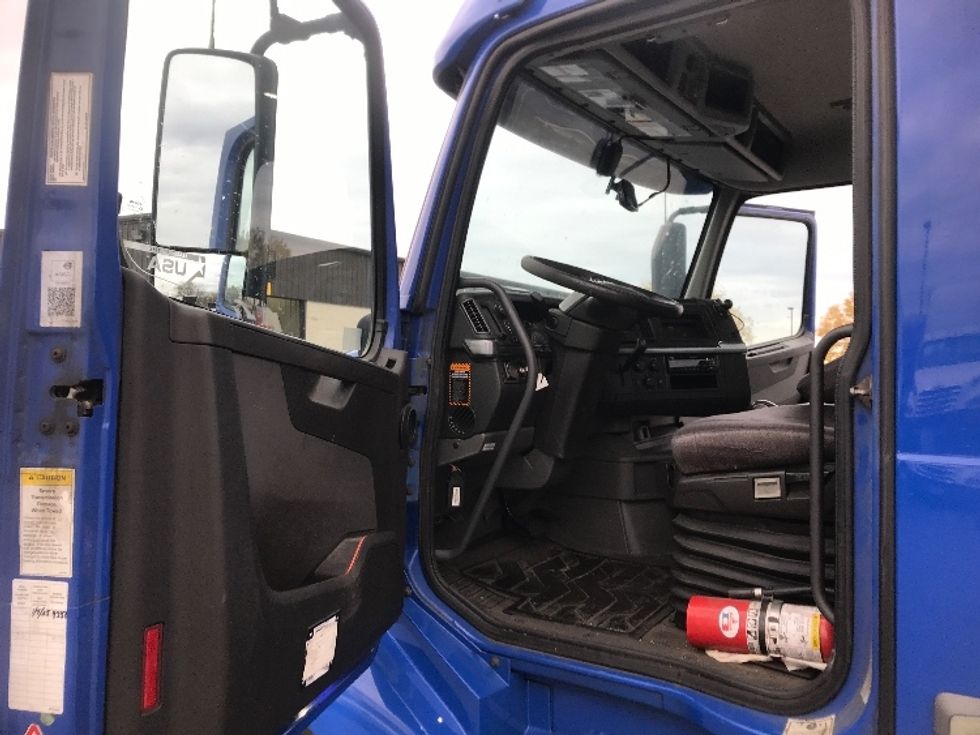 Day Cab Tractor-Heavy Duty Tractors-Volvo-2019-VNL64T300-Harrisburg-PA-705,903\n\t\tmiles-$ 24,000 - Image 9