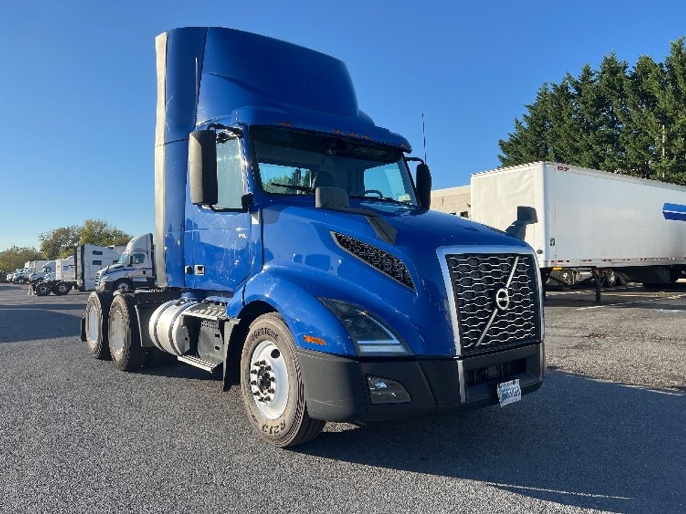 Day Cab Tractor-Heavy Duty Tractors-Volvo-2019-VNL64T300-Harrisburg-PA-725,854\n\t\tmiles-$ 24,000 - Image 1