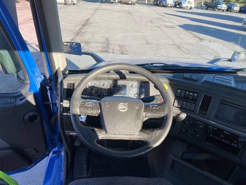 Day Cab Tractor-Heavy Duty Tractors-Volvo-2019-VNL64T300-Harrisburg-PA-725,854\n\t\tmiles-$ 24,000 - Image 11