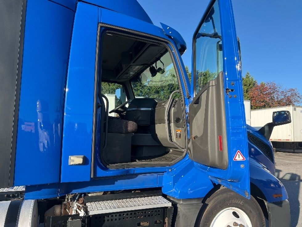 Day Cab Tractor-Heavy Duty Tractors-Volvo-2019-VNL64T300-Harrisburg-PA-725,854\n\t\tmiles-$ 24,000 - Image 12