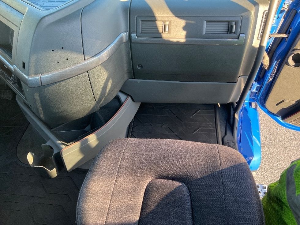 Day Cab Tractor-Heavy Duty Tractors-Volvo-2019-VNL64T300-Harrisburg-PA-725,854\n\t\tmiles-$ 24,000 - Image 13