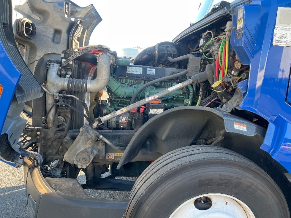 Day Cab Tractor-Heavy Duty Tractors-Volvo-2019-VNL64T300-Harrisburg-PA-725,854\n\t\tmiles-$ 24,000 - Image 16