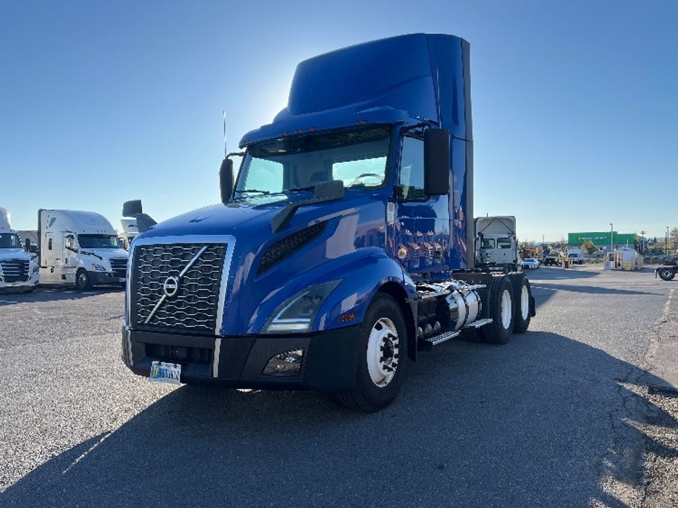 Day Cab Tractor-Heavy Duty Tractors-Volvo-2019-VNL64T300-Harrisburg-PA-725,854\n\t\tmiles-$ 24,000 - Image 3