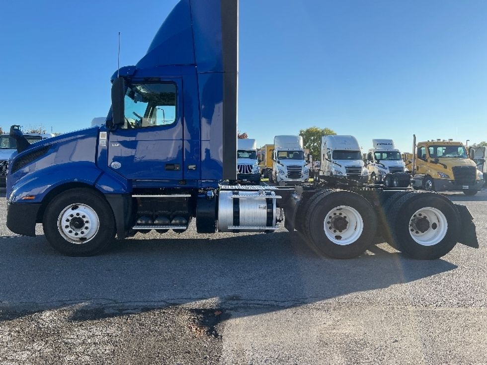 Day Cab Tractor-Heavy Duty Tractors-Volvo-2019-VNL64T300-Harrisburg-PA-725,854\n\t\tmiles-$ 24,000 - Image 4