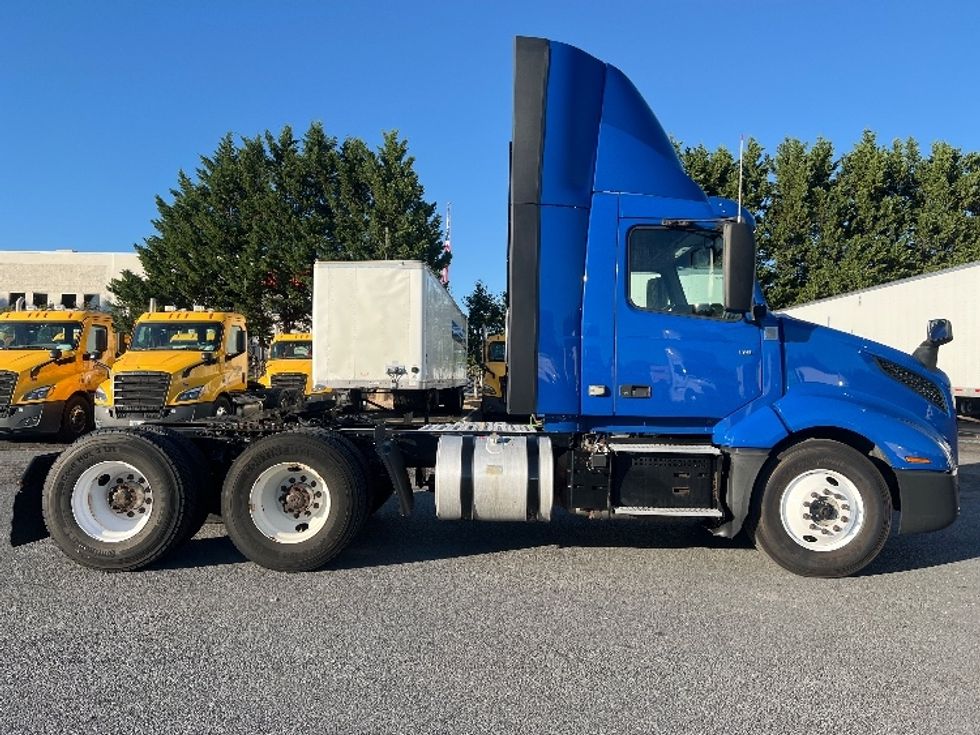 Day Cab Tractor-Heavy Duty Tractors-Volvo-2019-VNL64T300-Harrisburg-PA-725,854\n\t\tmiles-$ 24,000 - Image 8