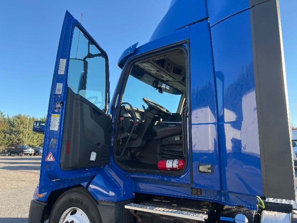 Day Cab Tractor-Heavy Duty Tractors-Volvo-2019-VNL64T300-Harrisburg-PA-725,854\n\t\tmiles-$ 24,000 - Image 9