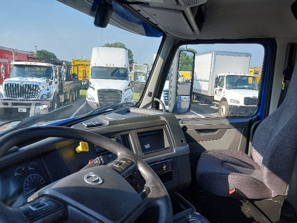 Day Cab Tractor-Heavy Duty Tractors-Volvo-2019-VNL64T300-Harrisburg-PA-748,402\n\t\tmiles-$ 25,000 - Image 10